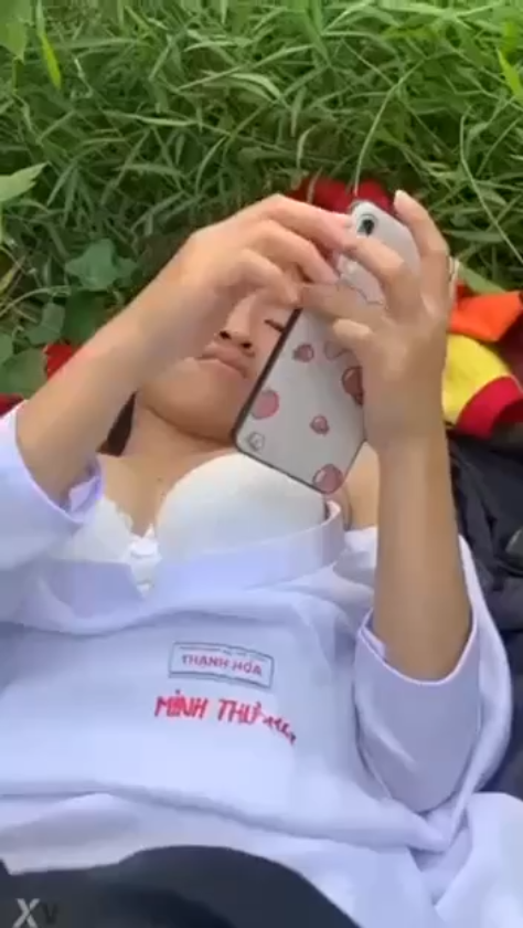 Phim sex Idol TikTok - Dẫn em ra lùm cỏ bóp vú